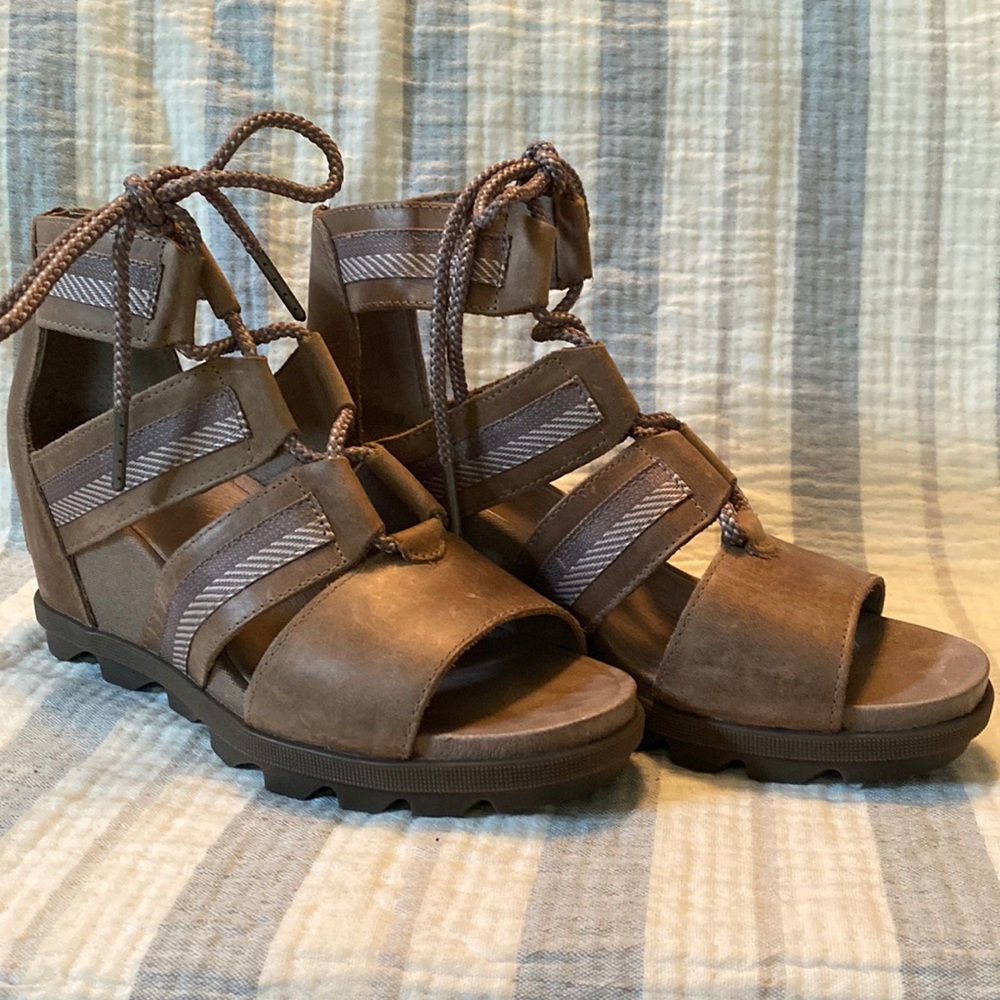 SOREL JOANIE II LACE UP NUBUCK LEATHER WEDGE SANDALS in Ash Brown Size 9.5